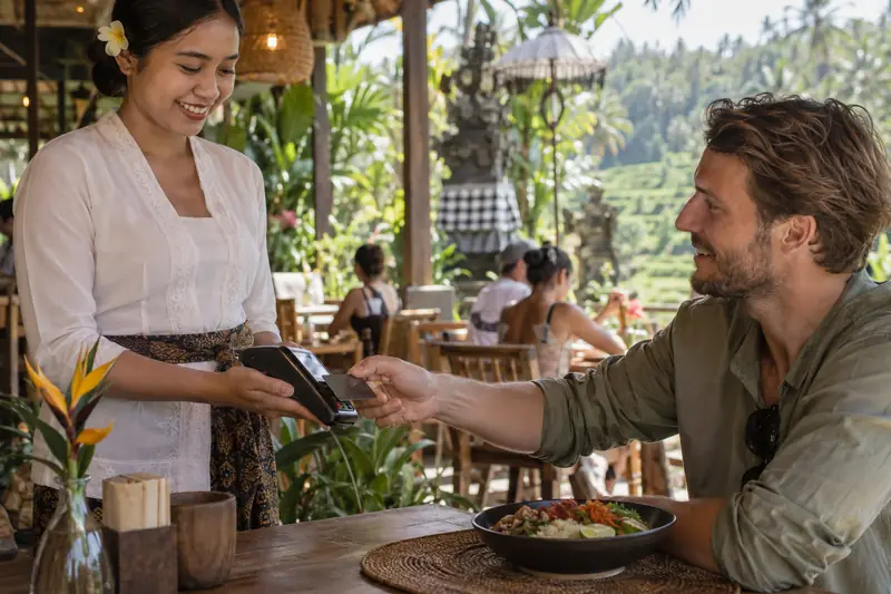 Redaktionelle Illustration: Kreditkarte in Indonesien: Bezahlen und Geld abheben
